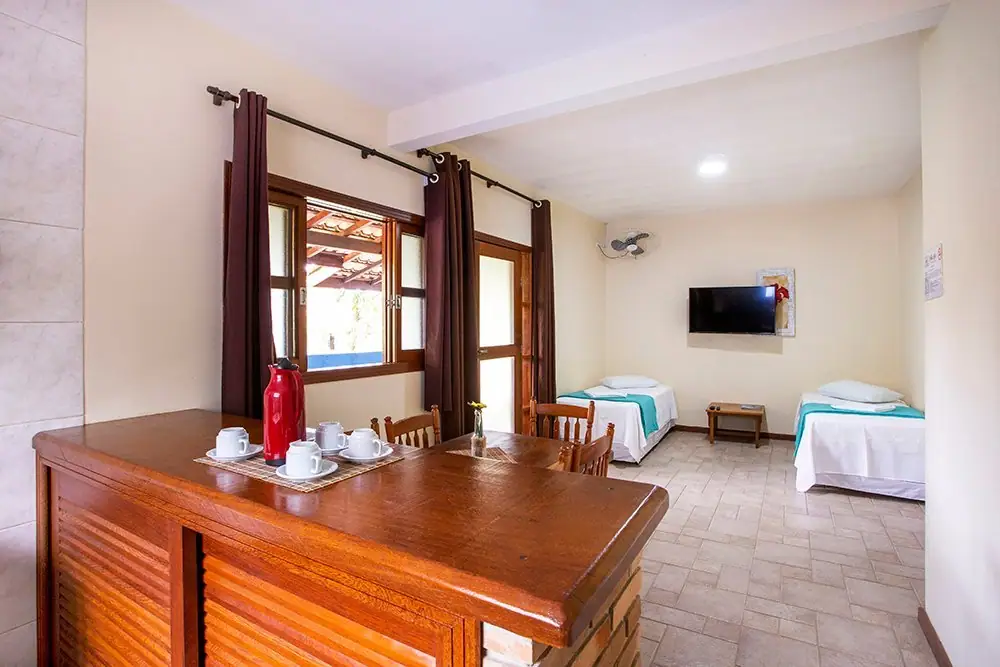 Living room of the Apartment at Pousada Villa Blu in Maresias, with a dining table
