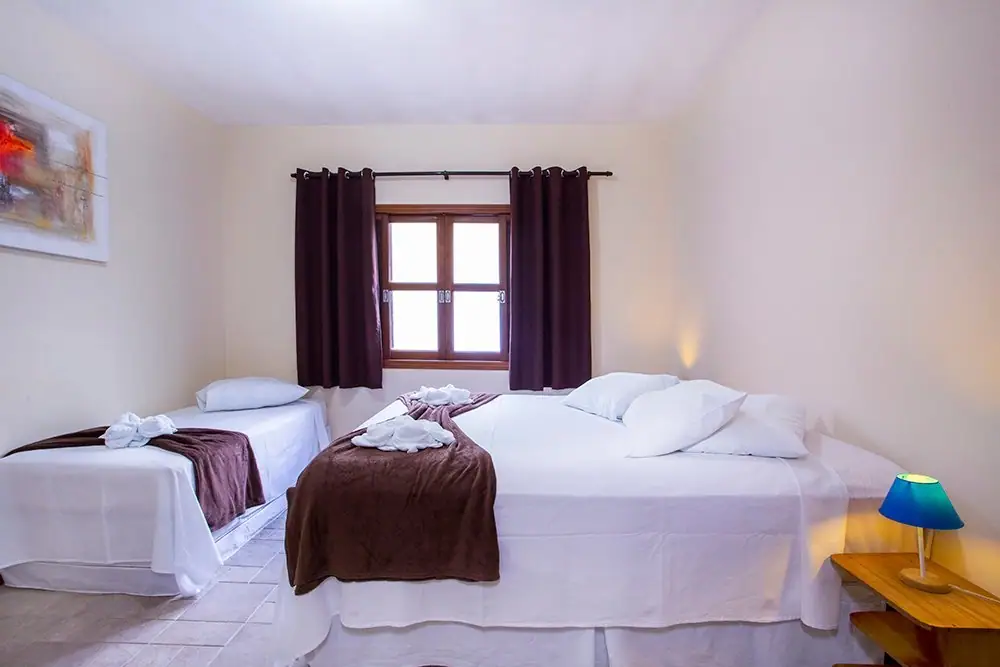 Queen bed with a lamp in the Apartment