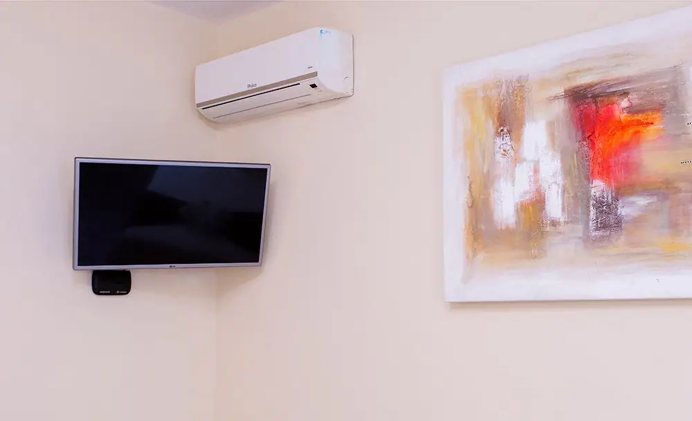 Smart TV and air conditioning in the Apartment