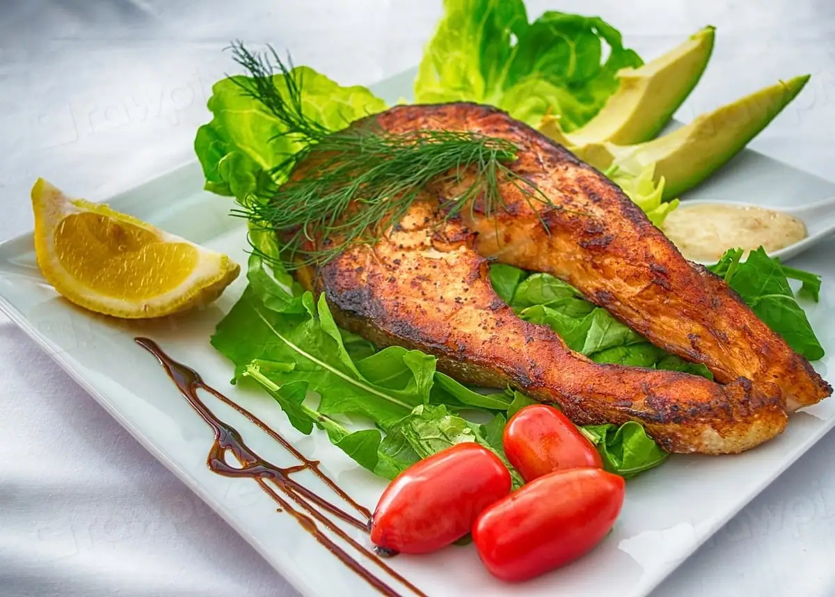 Grilled fish with salad and lime