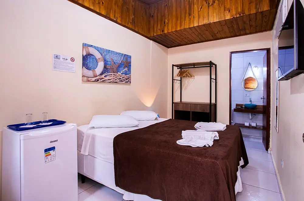 Economy Suite at Pousada Villa Blu in Maresias, with a double bed, minibar and TV