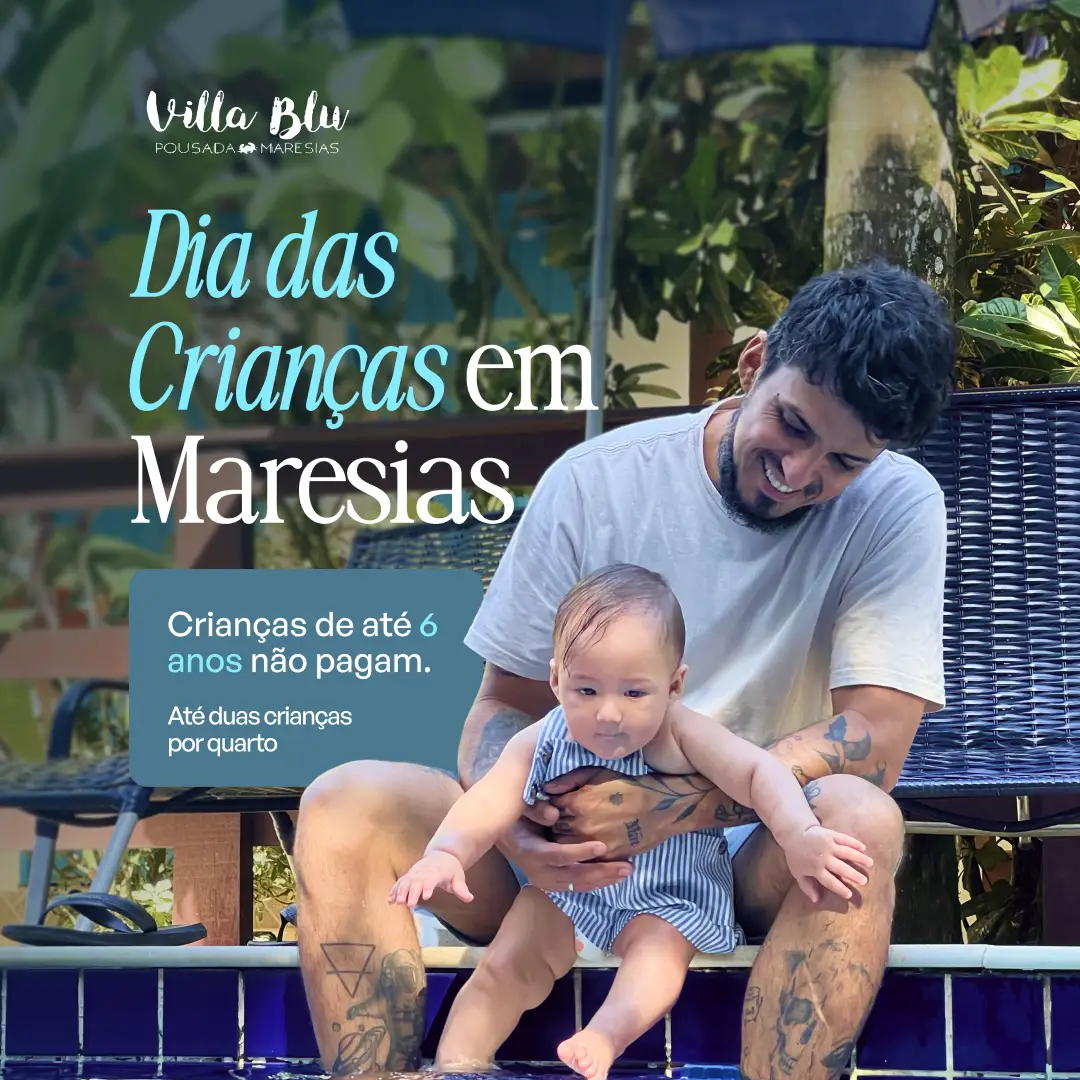 Piscina aquecida com boias coloridas, guarda-sóis e jardim